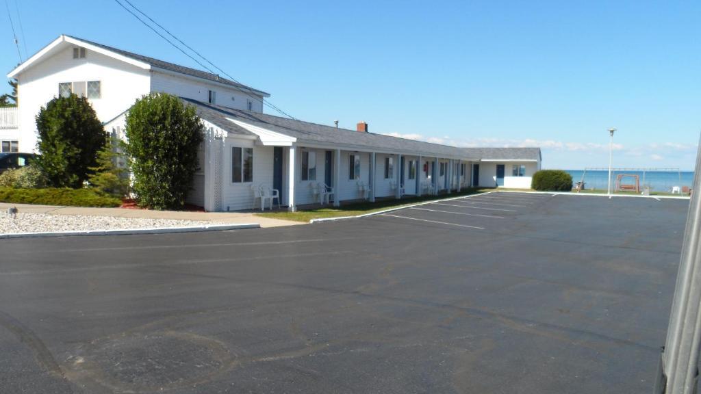 Sunrise Beach Motel Mackinaw City Exterior photo