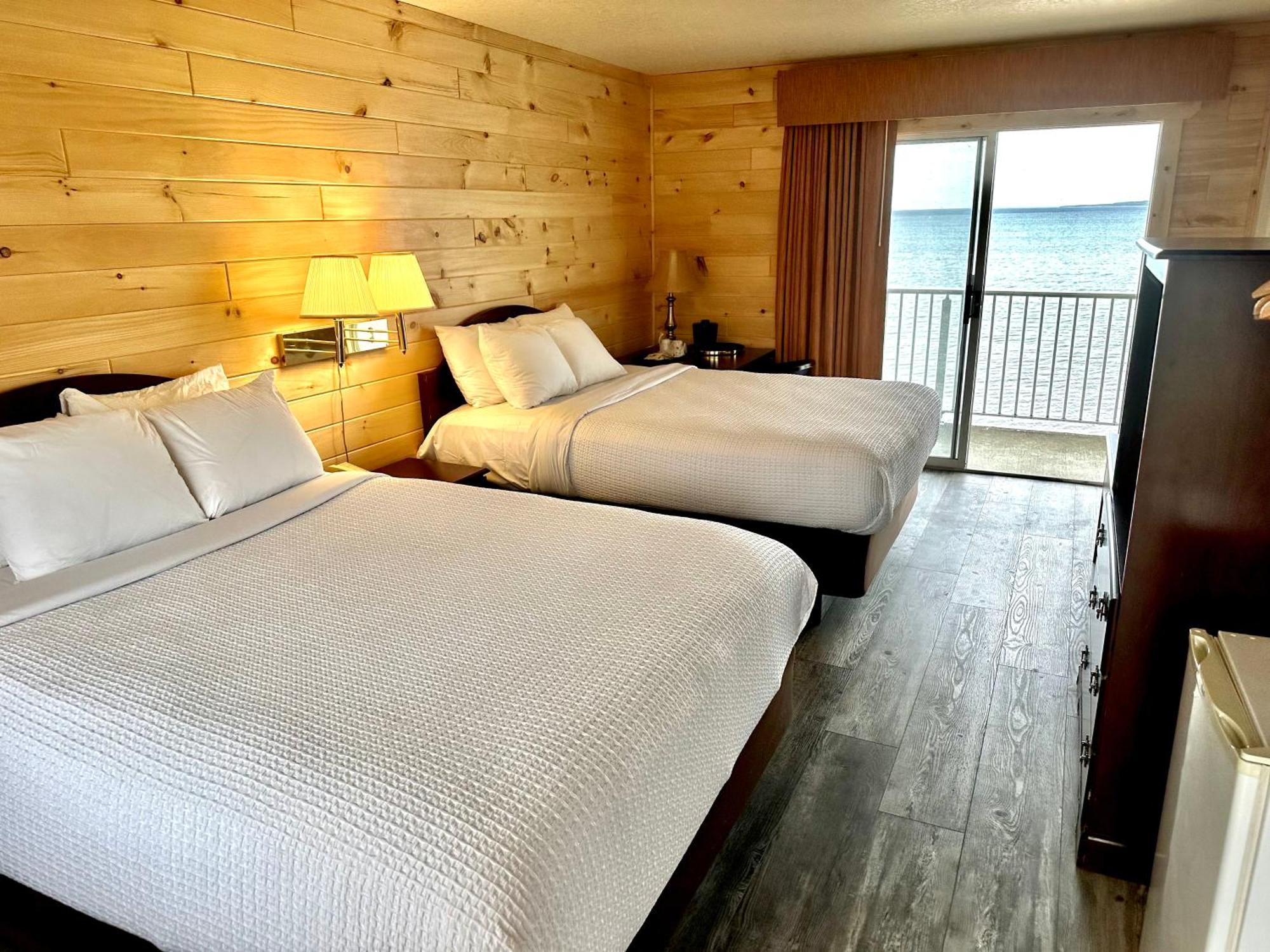 Sunrise Beach Motel Mackinaw City Exterior photo