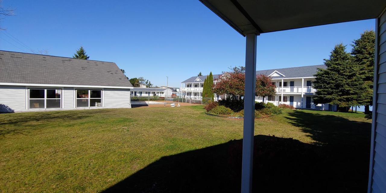 Sunrise Beach Motel Mackinaw City Exterior photo