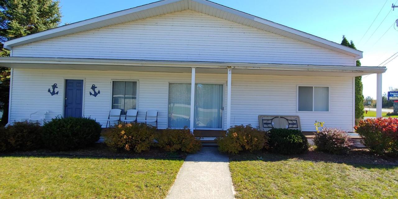 Sunrise Beach Motel Mackinaw City Exterior photo